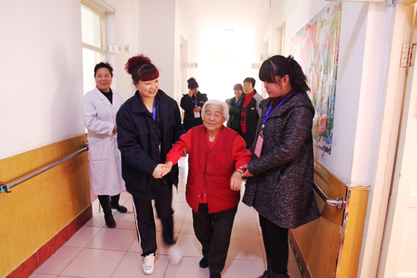 老人的笑容，我們的快樂——公司青年志愿者走進(jìn)敬老院活動(dòng)側(cè)記.jpg
